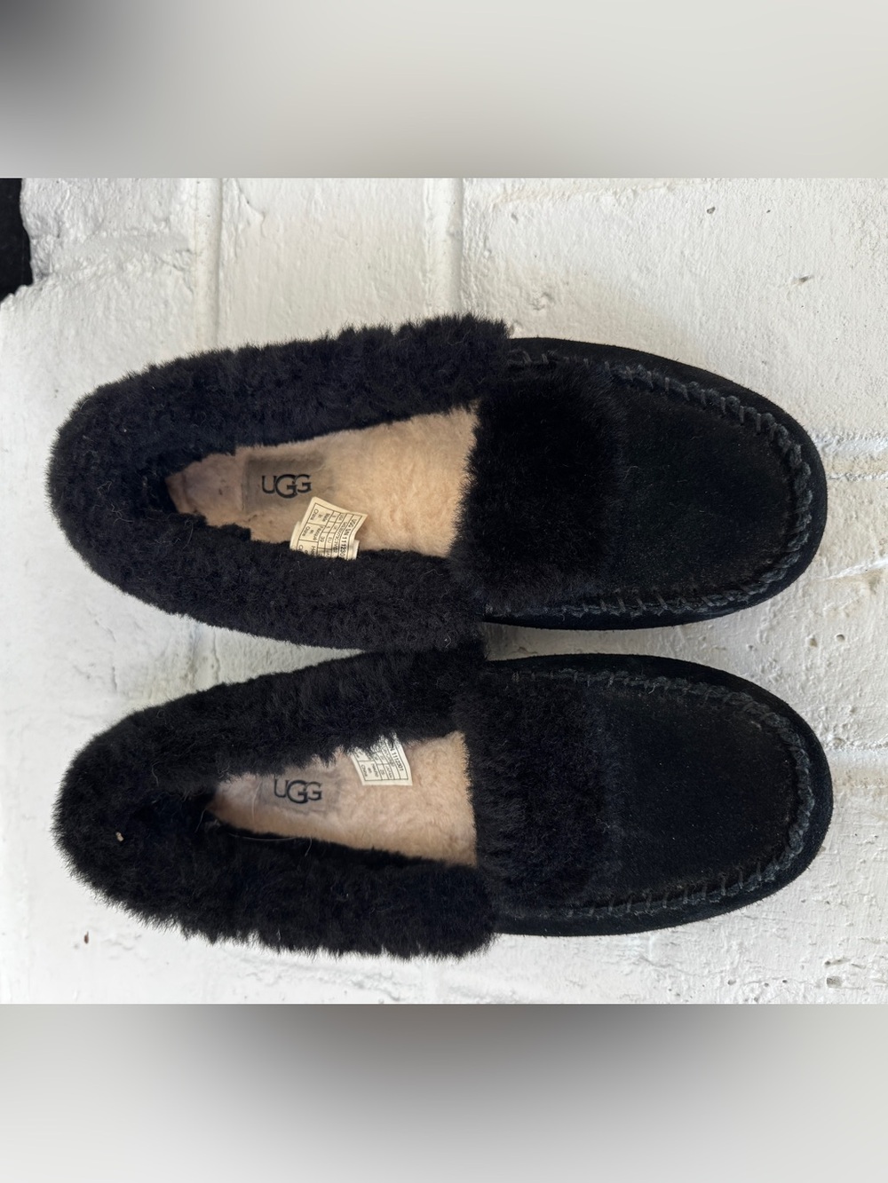 UGG Black and Cream Shearling-Lined Slippers — US Women’s Size 8